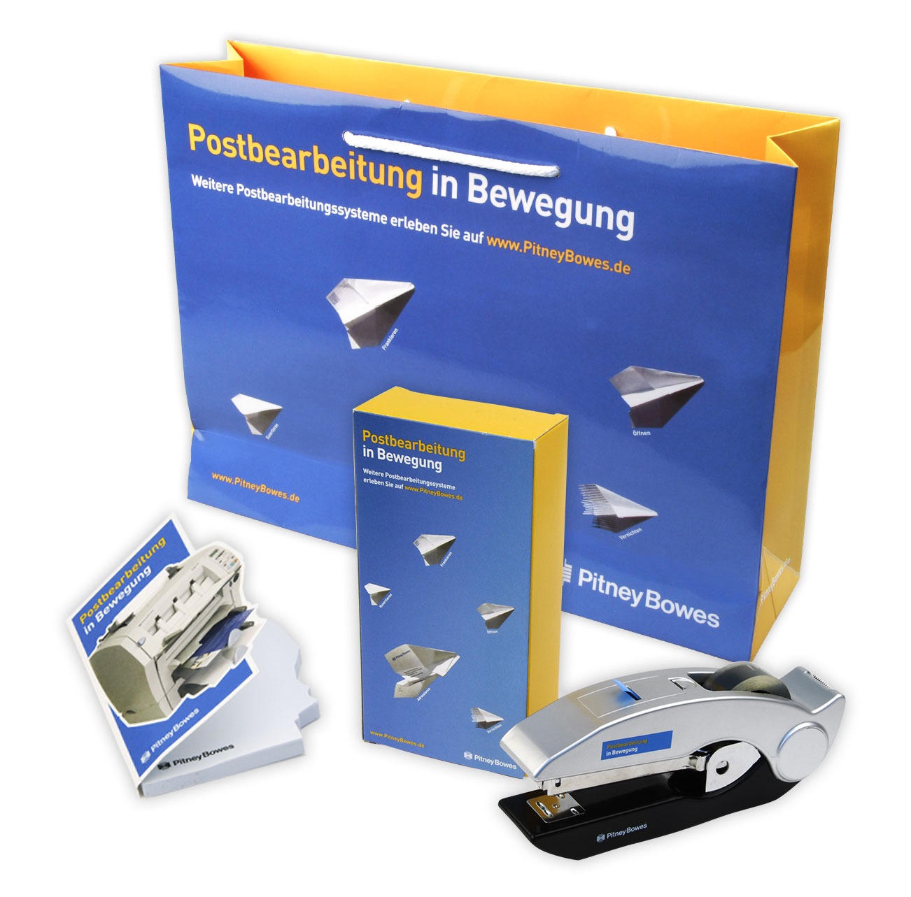 Ein Marken-Geschenkset mit einer gelb-blauen Tasche, einer passenden Schachtel, einem silbernen Hefter und einem Papierausschnitt – jeweils mit „Postbearbeitung in Bewegung“, Pitney Bowes-Logos und Papierfliegergrafiken – perfekt für jeden Vollblut-Pitney-Bowes-Fan.