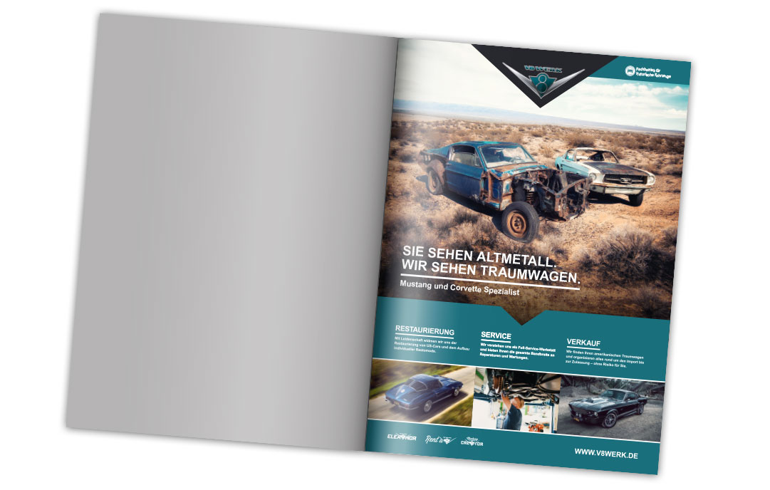 Eine Magazinseite mit einer linken leeren grauen Seite und einer rechten Seite, auf der beschädigte und restaurierte klassische Mustangs und Corvettes abgebildet sind, mit deutschem Text von Vollblut V8 Werk, das für fachmännische Restaurierung, Wartung und Verkauf durch einen leidenschaftlichen Autospezialisten wirbt.