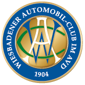 wac_1 Kreisförmiges Logo mit blauem Außenring und goldener Mitte, erstellt für die Vollblut Agentur Werbeagentur Wiesbaden Dresden. Der Text auf dem Ring lautet „WIESBADENER AUTOMOBIL-CLUB IM AVD“ und „1904“. In der Mitte befinden sich die goldenen, weißen und grünen Initialen des WAC.